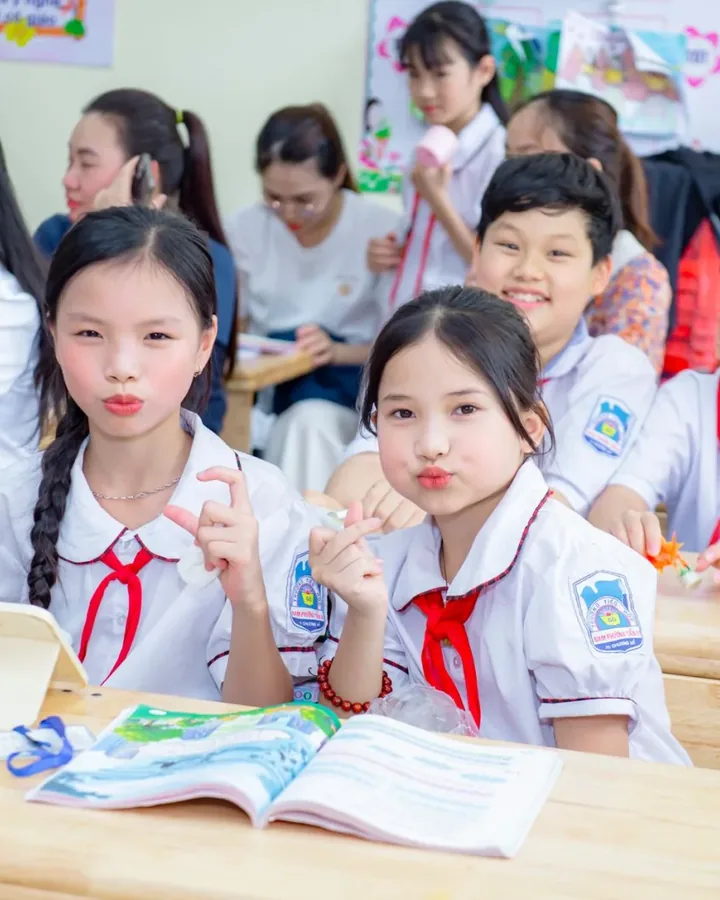 Giảng viên chữa bài